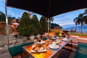 Breakfast, lunch, dinner served; international cuisine, pool views  - Seaview Patong Hotel (Patong)