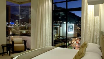 Luxe beddengoed, een minibar, een kluis op de kamer, een bureau