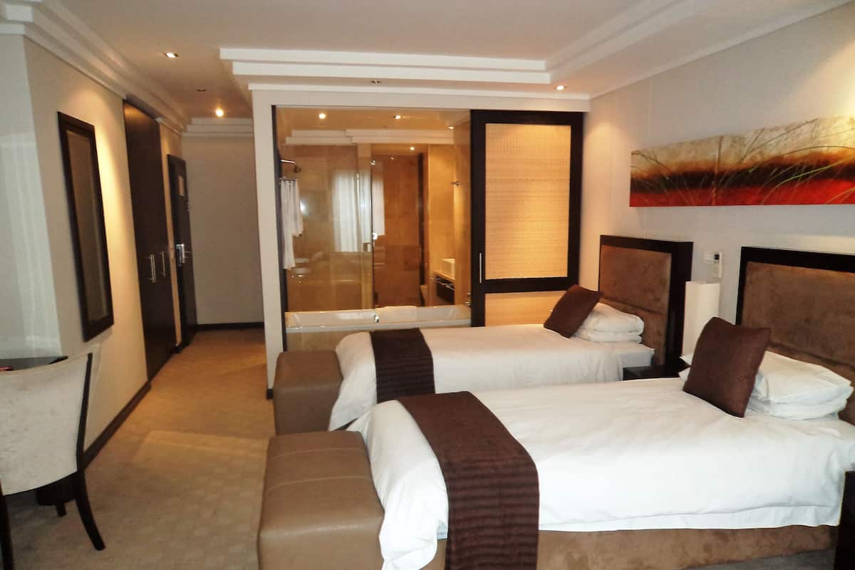 Hochwertige Bettwaren, Minibar, Zimmersafe, Schreibtisch