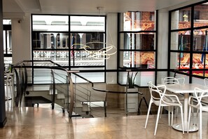 朝食 (フル ブレックファスト)、毎日提供 (無料)