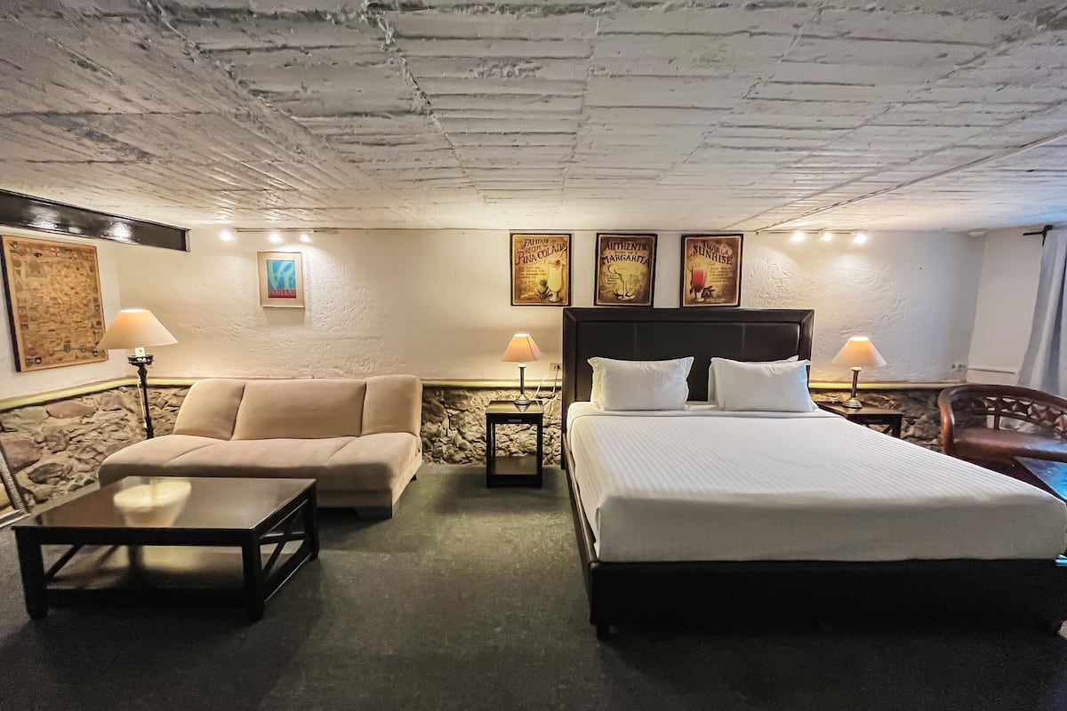 Master suite | Hypo-allergenic bedding, in-room safe, iron/ironing board (on request)