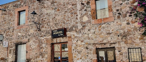 Vista frontal de la propiedad