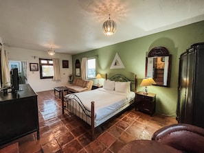 Junior Suite | Hypo-allergenic bedding, in-room safe, individually decorated