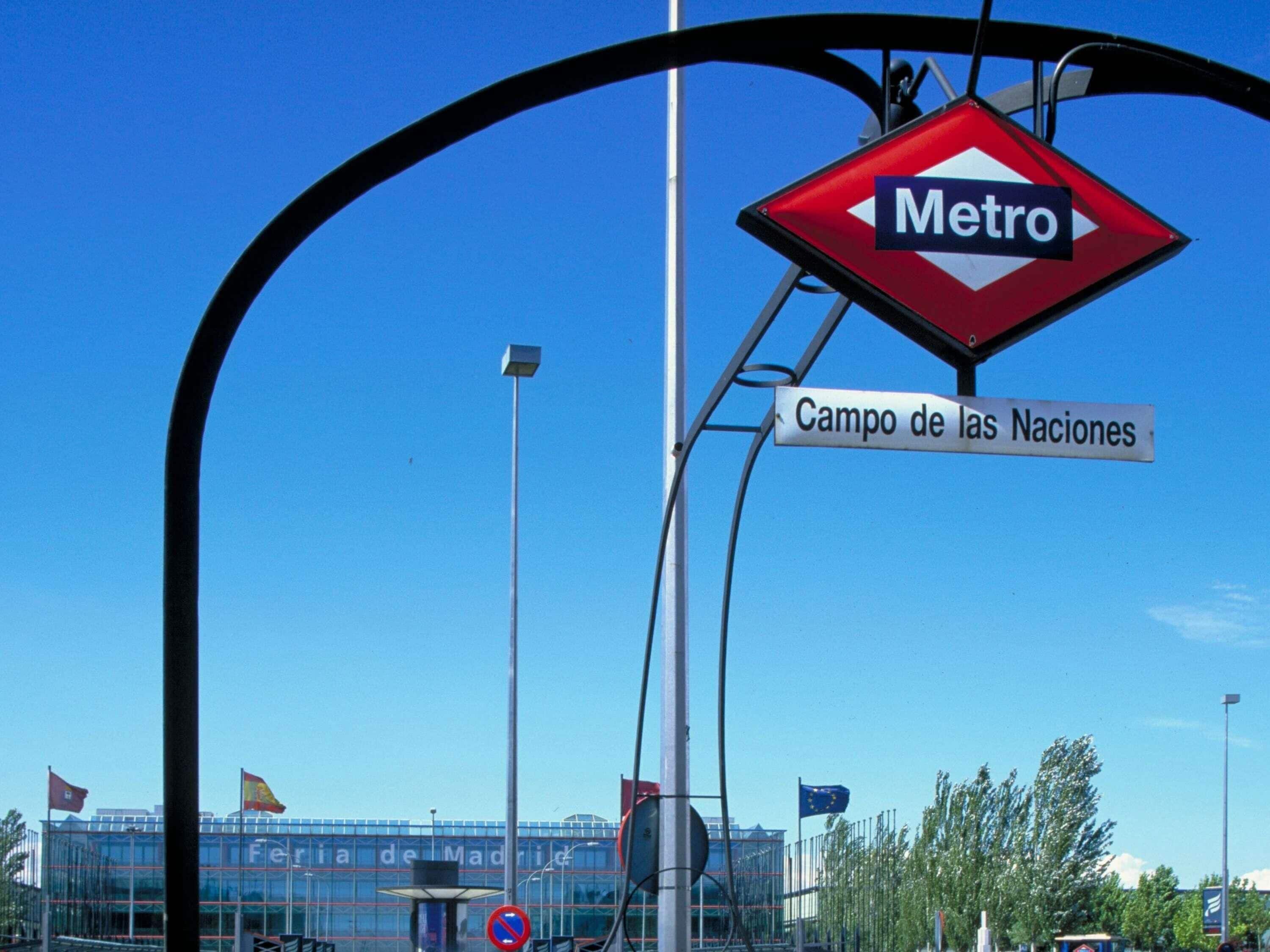 A metro sign with 'Campo de las Naciones' below it.