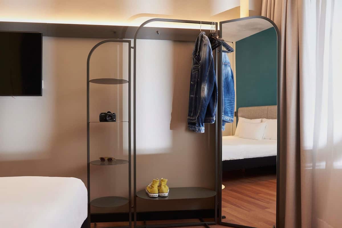 Cobrellits, caixa forta a l'habitació i escriptori