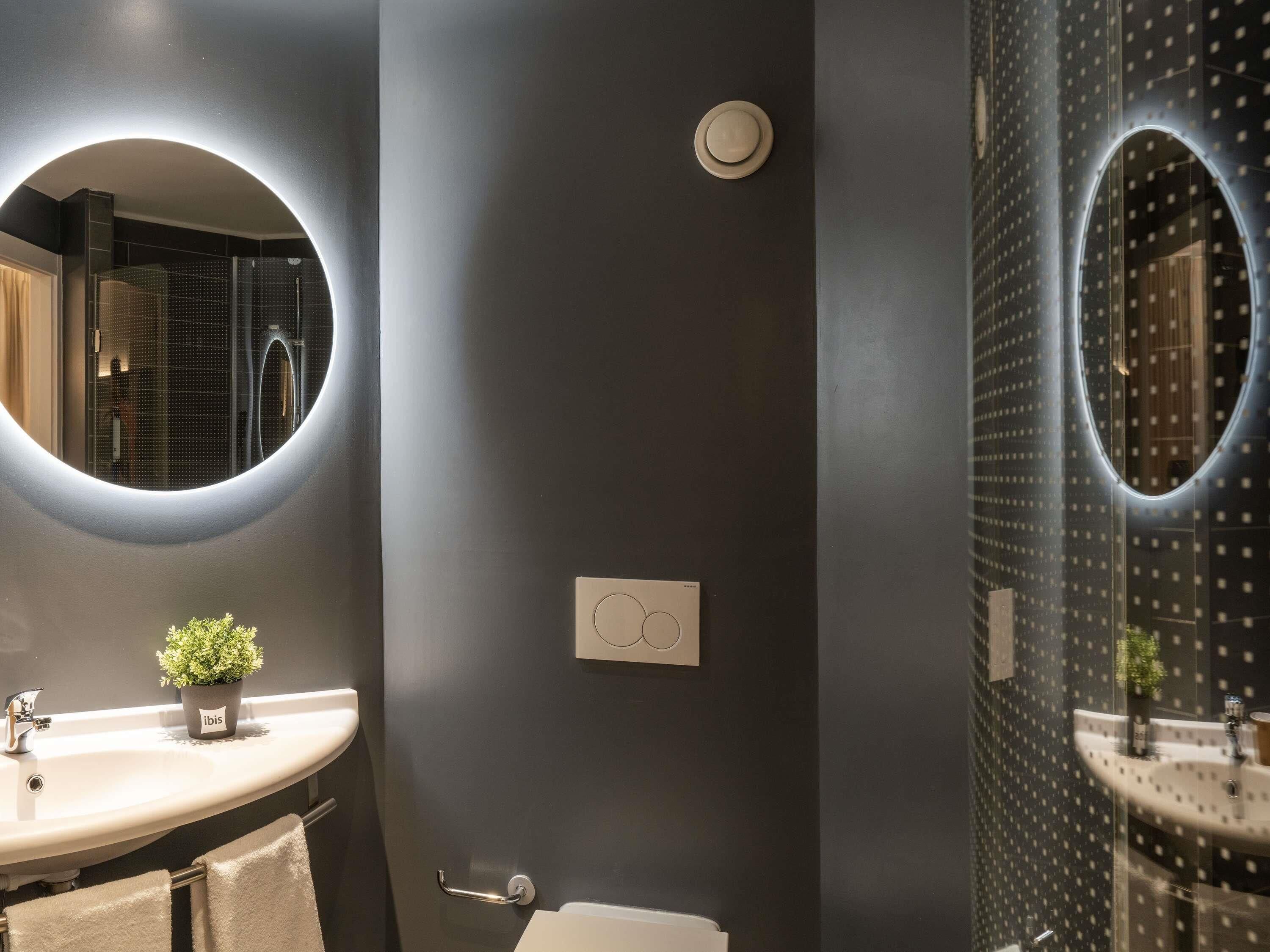 Donsdekens, een kluis op de kamer, een bureau, een laptopwerkplek