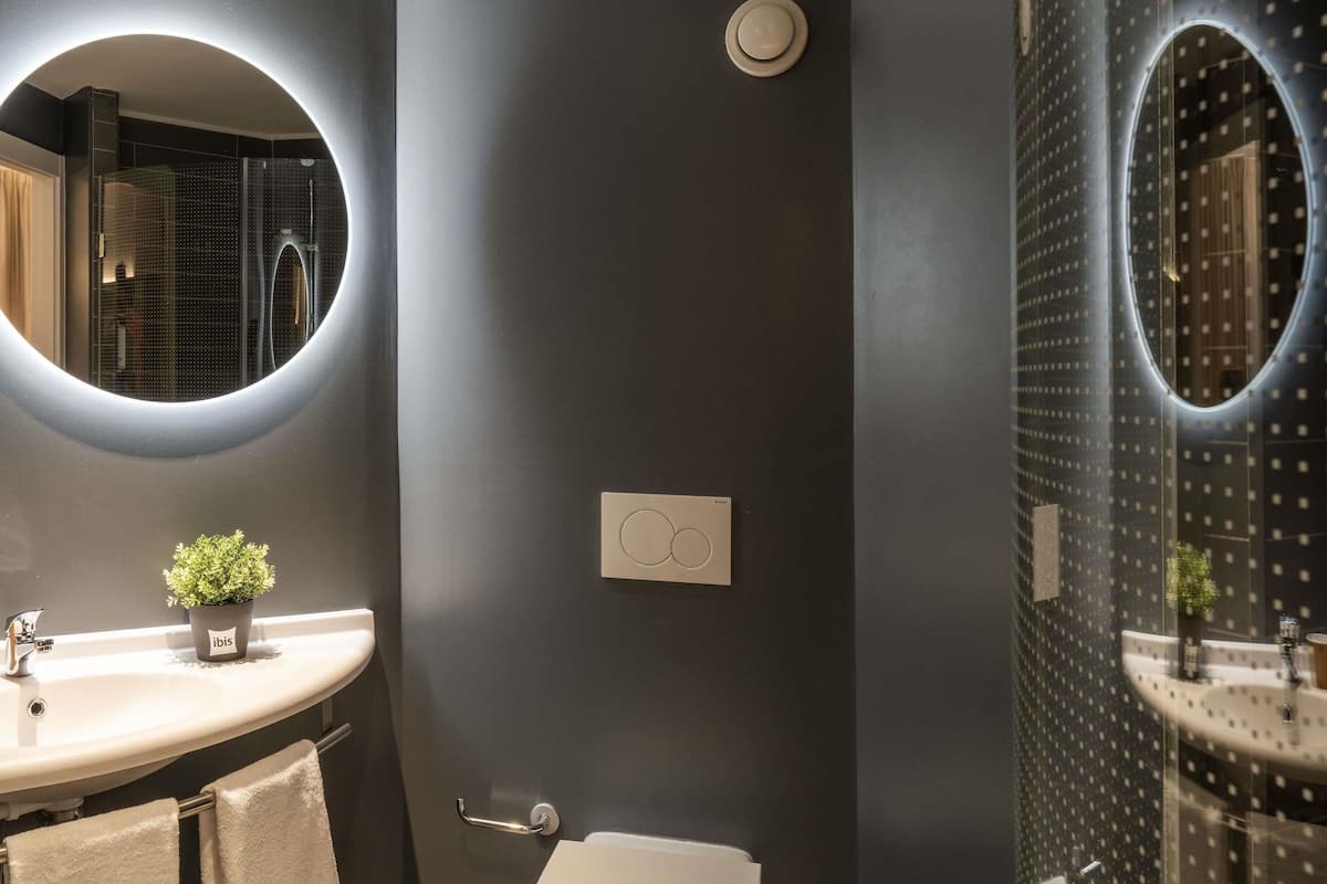 Down duvets, in-room safe, desk, laptop workspace