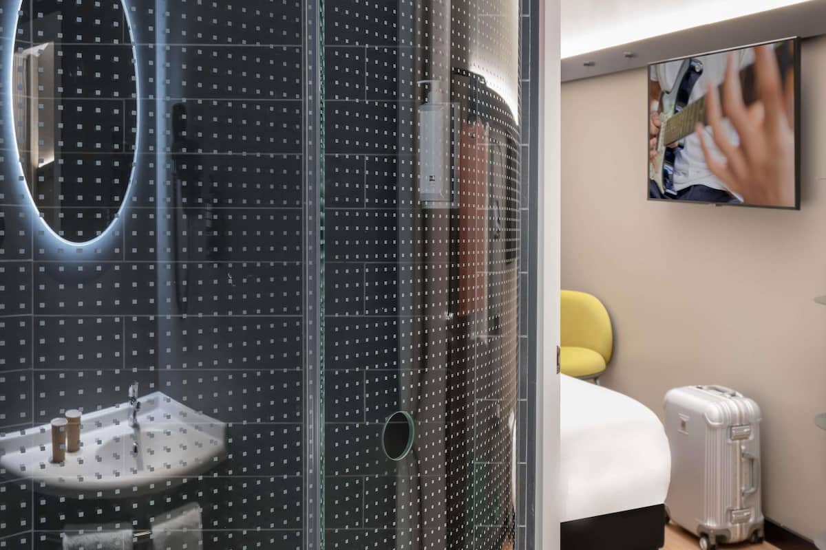 Edredón, caja de seguridad en la habitación y escritorio