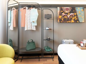 Down duvets, in-room safe, desk, laptop workspace - ibis Madrid Aeropuerto Barajas (Madrid)