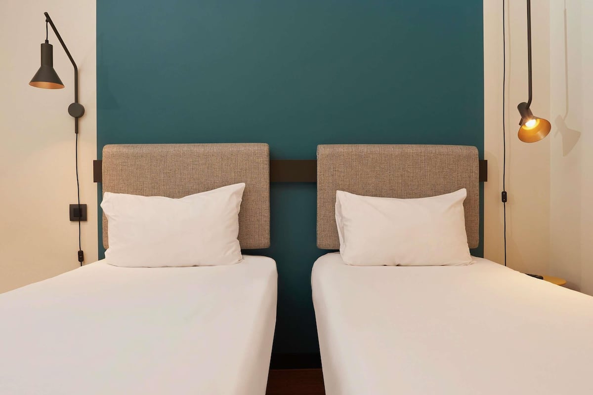 Quarto duplo superior, 2 camas de solteiro | Edredons de pluma, cofres nos quartos, escrivaninha