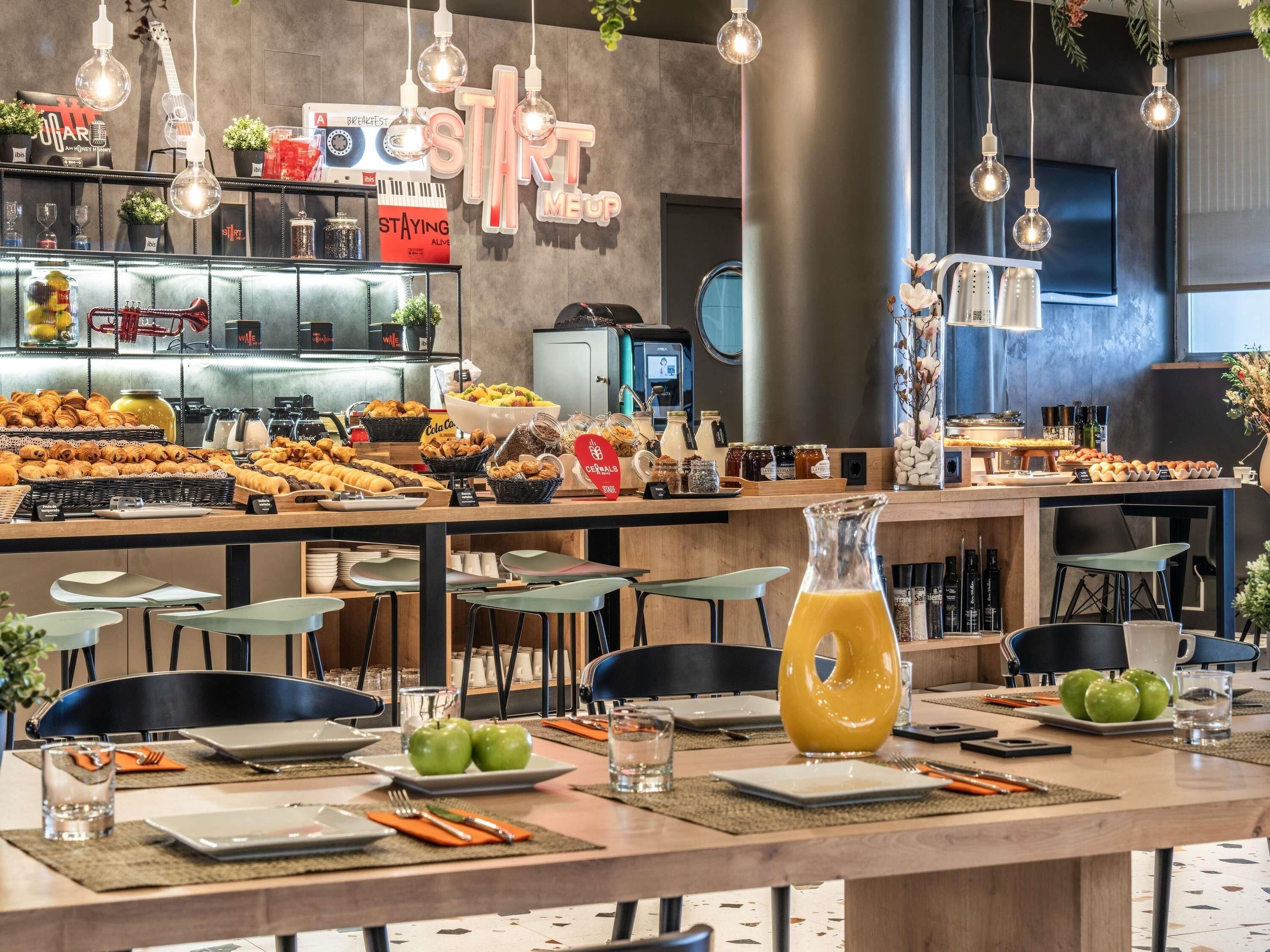 Se ofrece un desayuno bufé todos los días (por un coste adicional)
