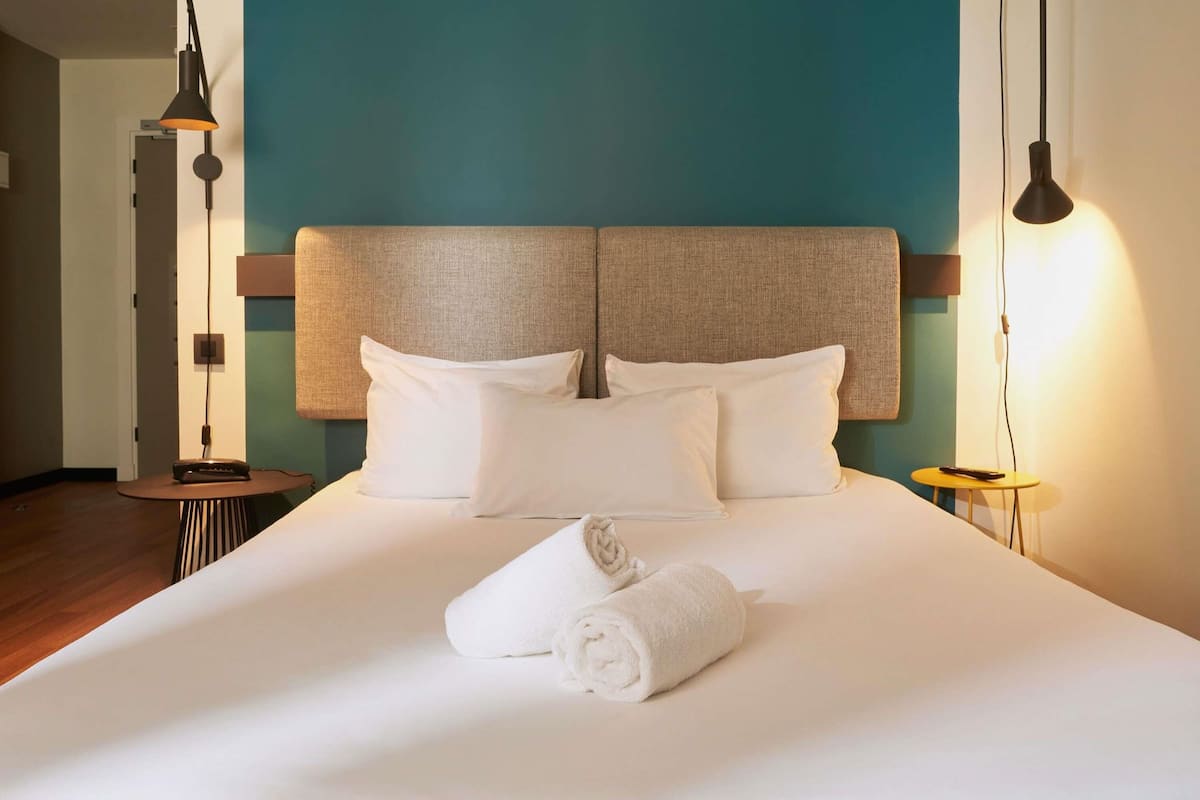 Copriletto in piuma, una cassaforte in camera, una scrivania