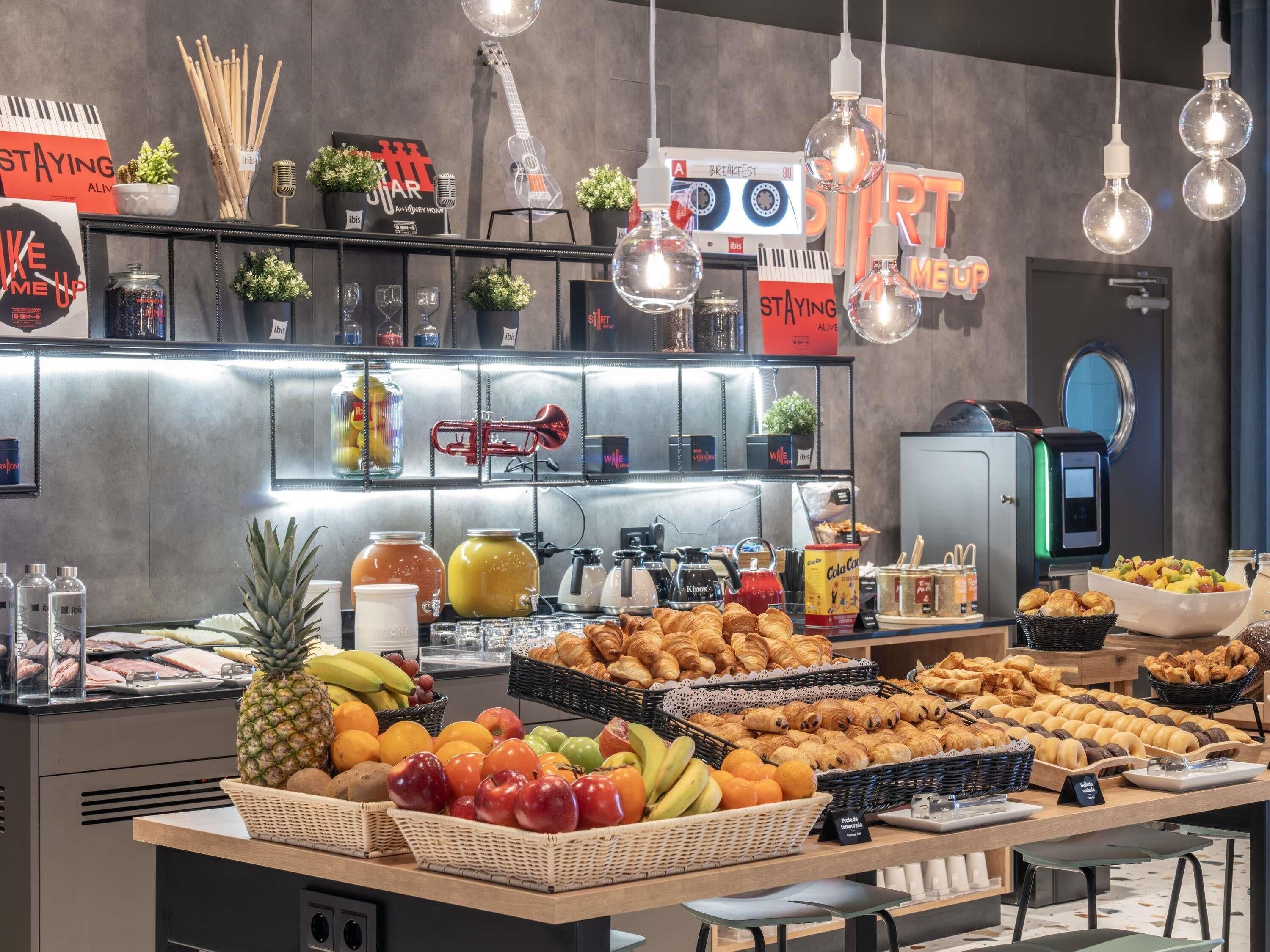 Ein reichhaltiges Frühstücksbuffet mit verschiedenen Früchten, Gebäck und Getränken.