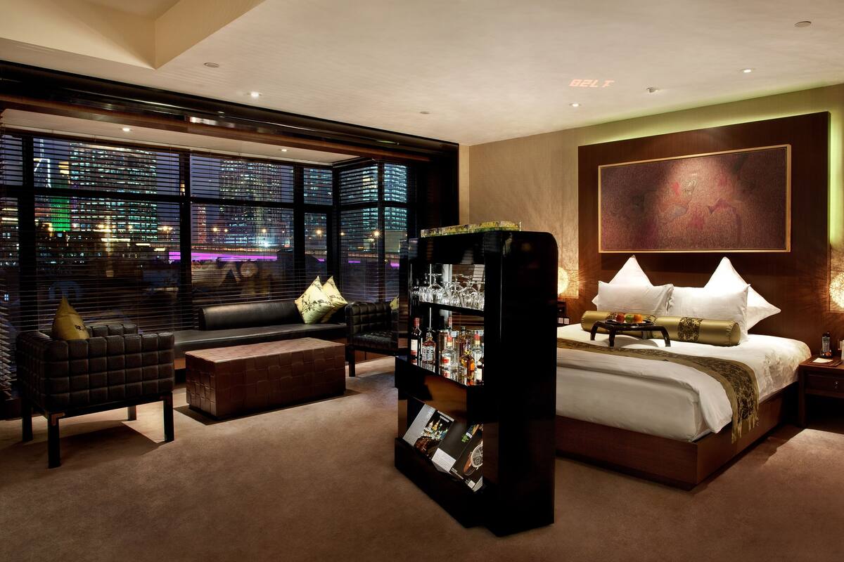 Tempat tidur Select Comfort, minibar, brankas, dan meja kerja