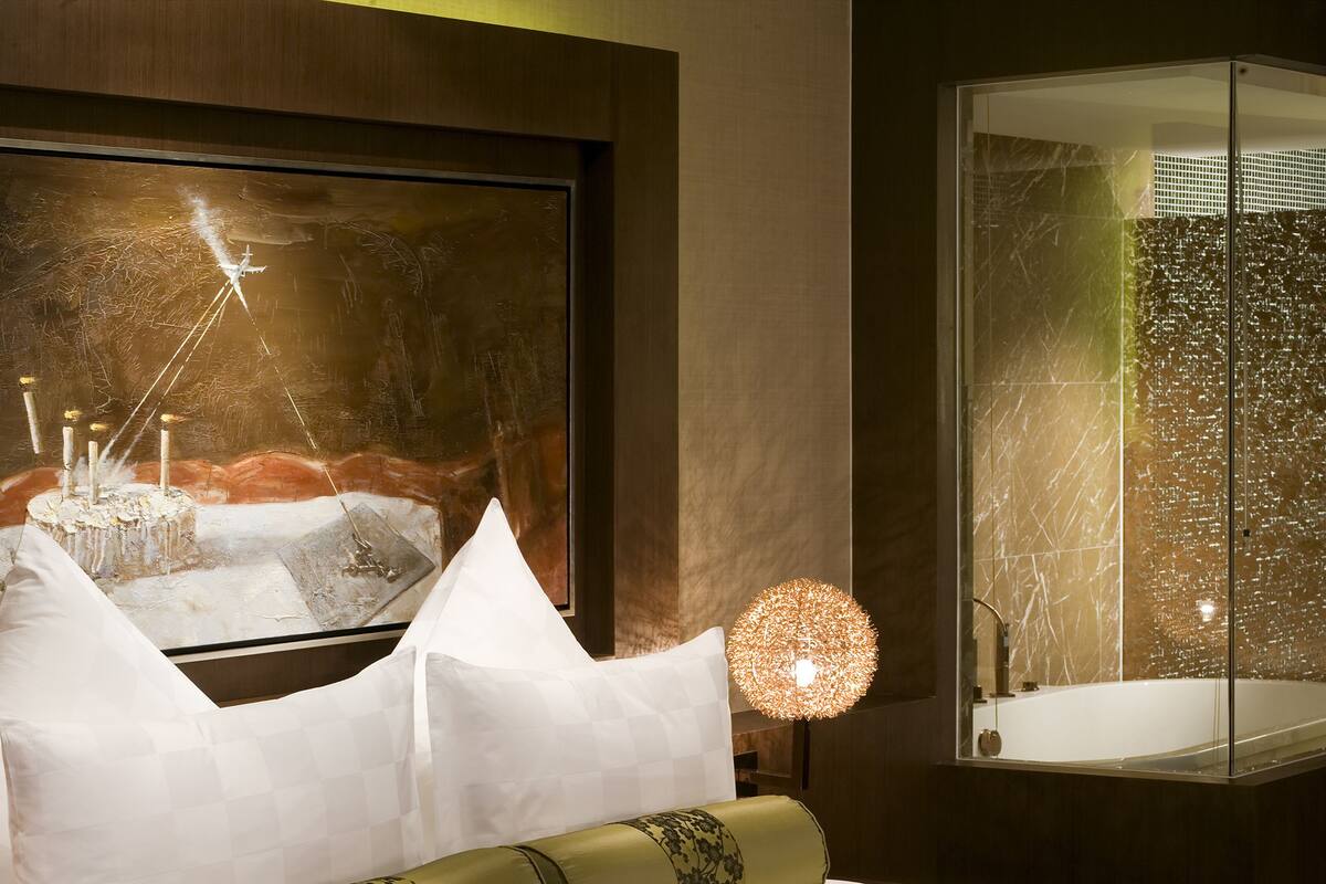 Tempat tidur Select Comfort, minibar, brankas, dan meja kerja