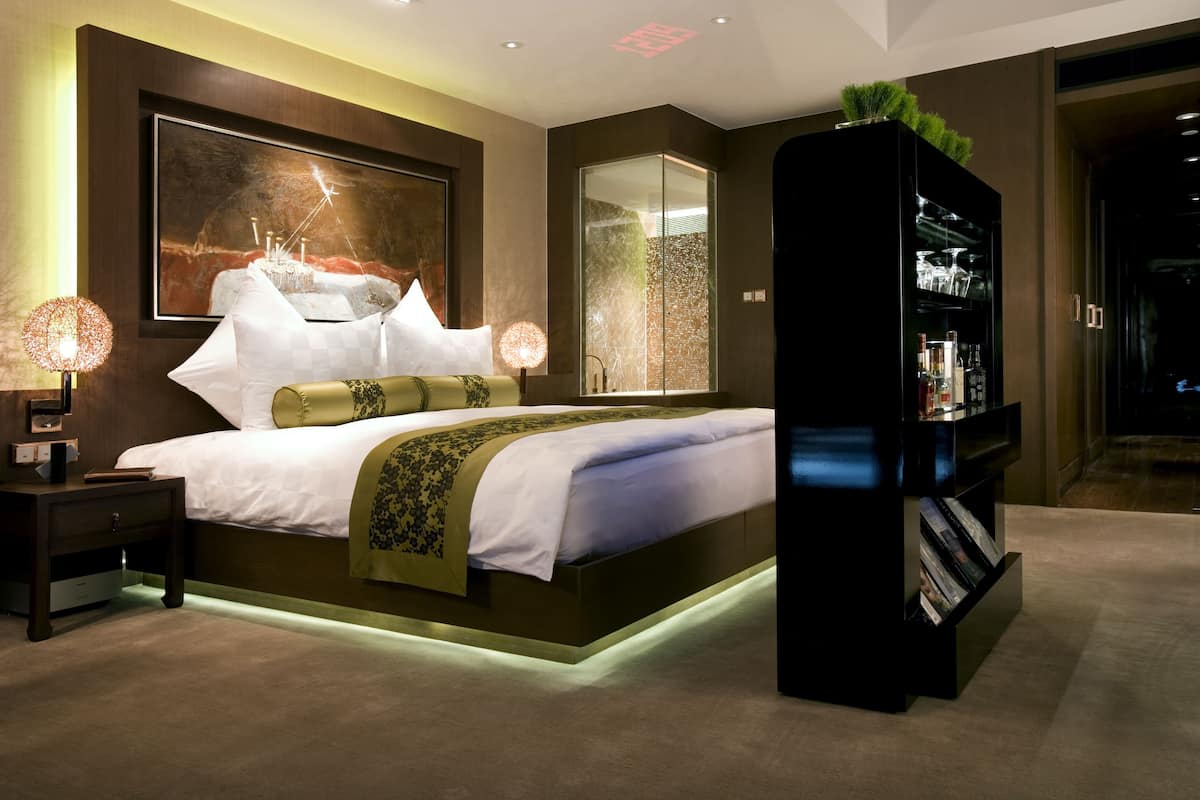Tempat tidur Select Comfort, minibar, brankas, dan meja kerja