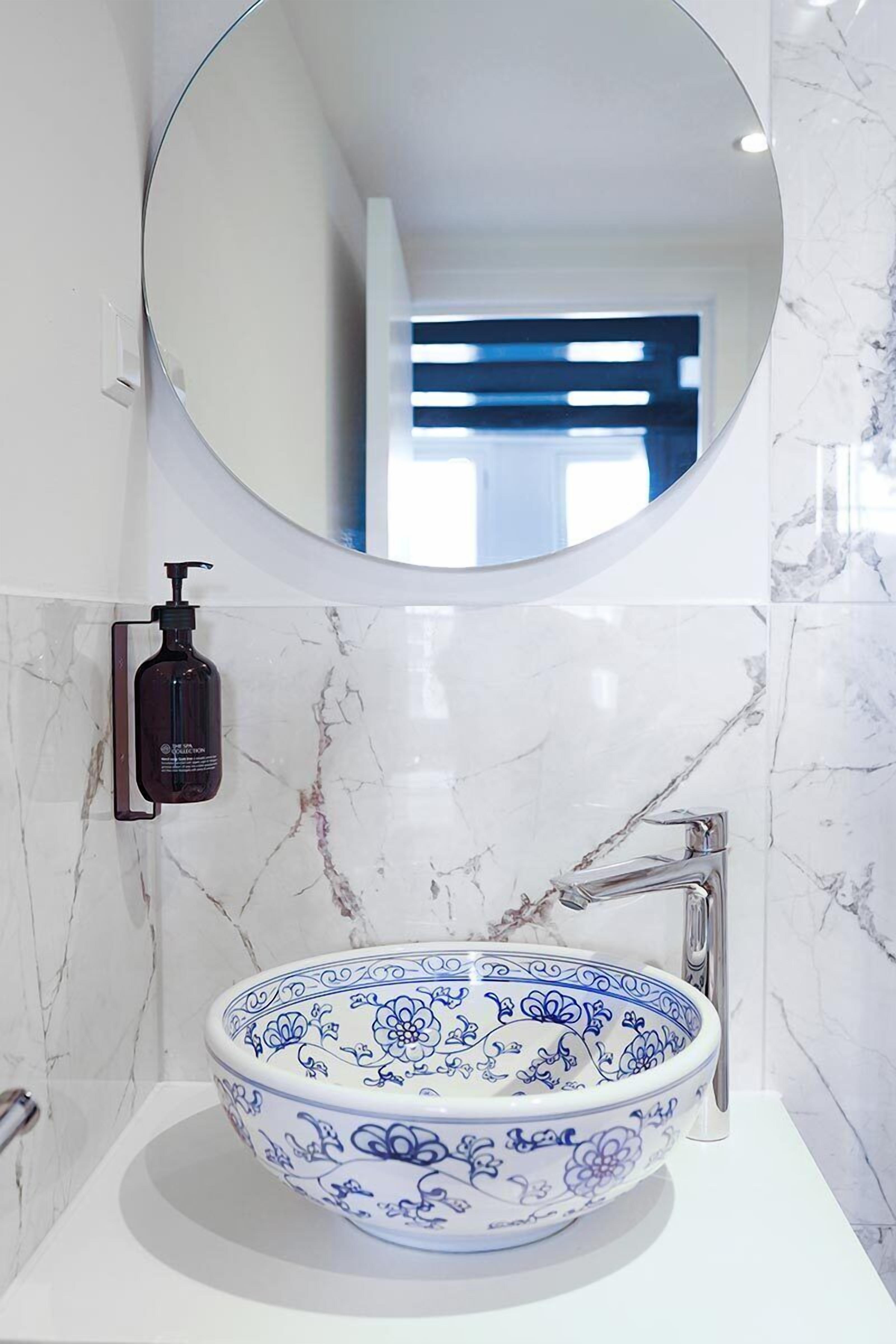 single room | bathroom | shower, free toiletries, hair dryer, towels