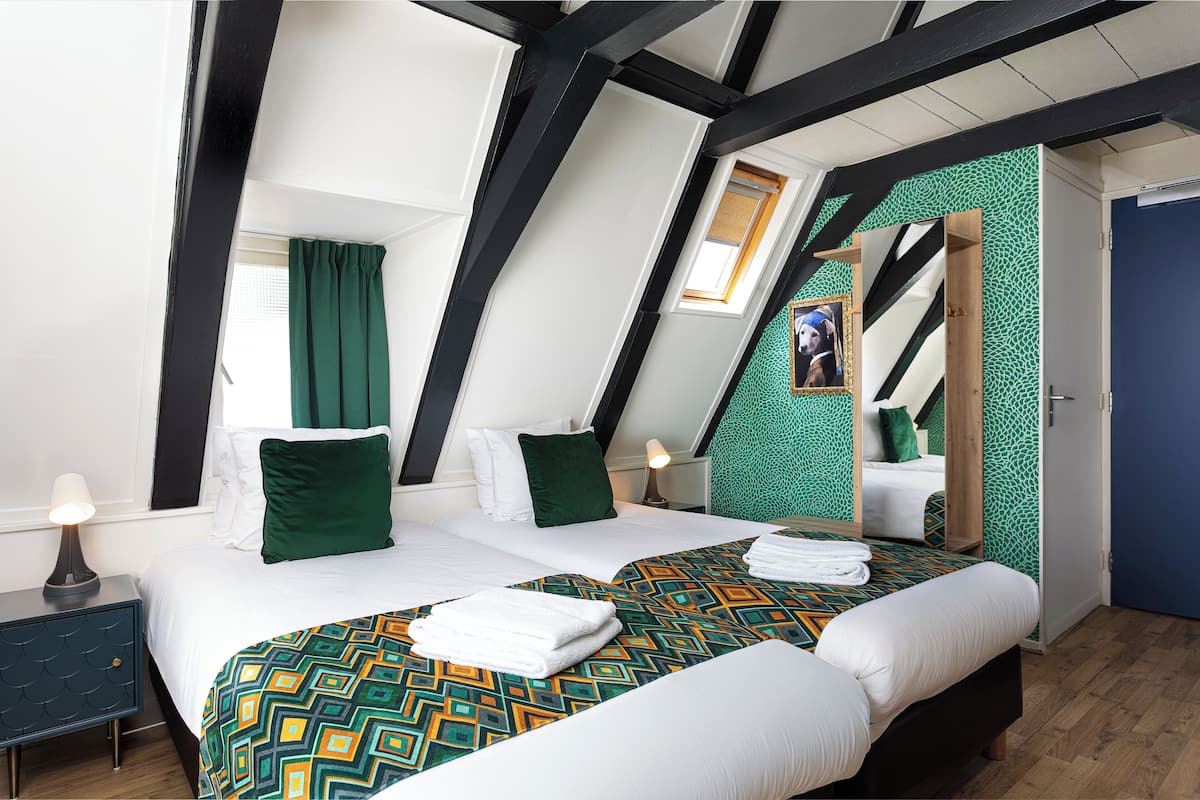 Attic Twin Room | Een kluis op de kamer, verduisterende gordijnen