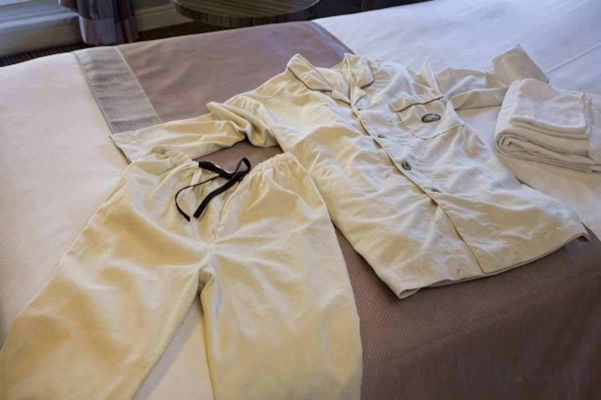 Escrivaninha, cortinas blackout, quartos à prova de som
