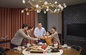 3 restaurants; breakfast, lunch, dinner and brunch served  - Conrad Urumqi (Ürümqi)