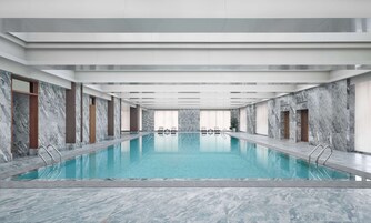 Una piscina techada, sillones reclinables de piscina