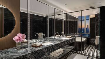 Baignoire et douche séparées, baignoire relaxante profonde