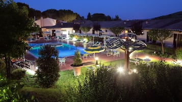 2 AuĂenpools, geöffnet von 08:00 Uhr bis 20:00 Uhr, Sonnenschirme