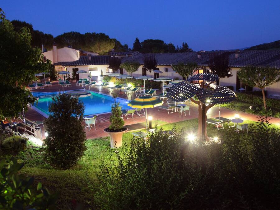 2 piscine all'aperto, ombrelloni da piscina, lettini
