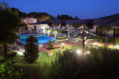 2 piscinas al aire libre, sombrillas, sillones reclinables de piscina. Hotel Sovestro