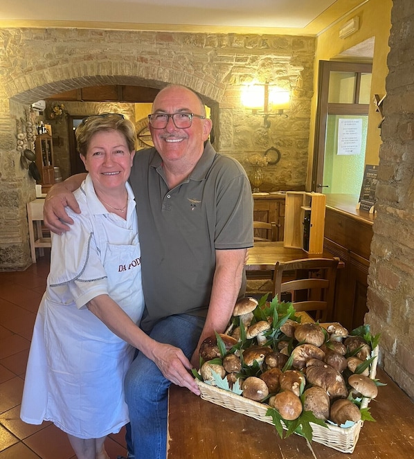 Lunch, dinner served; Italian cuisine, garden views  - Hotel Sovestro (San Gimignano)