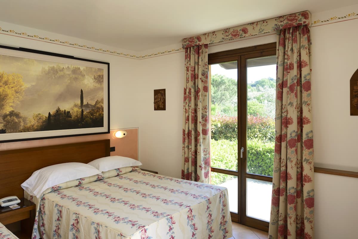 triple room, patio | 1 bedroom, minibar, in-room safe, desk