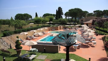 Piscina stagionale all'aperto, ombrelloni da piscina, lettini