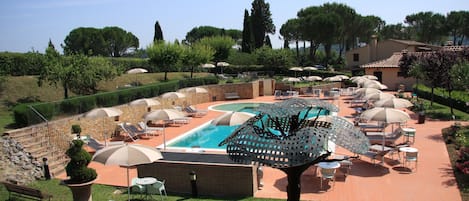 2 piscines extérieures, parasols de plage, chaises longues