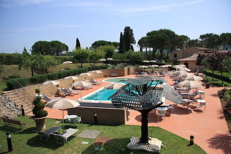 2 piscinas al aire libre, sombrillas, sillones reclinables de piscina