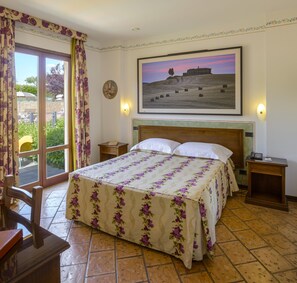 Habitación doble, patio | Minibar, caja fuerte, escritorio y espacio para trabajar con un portátil