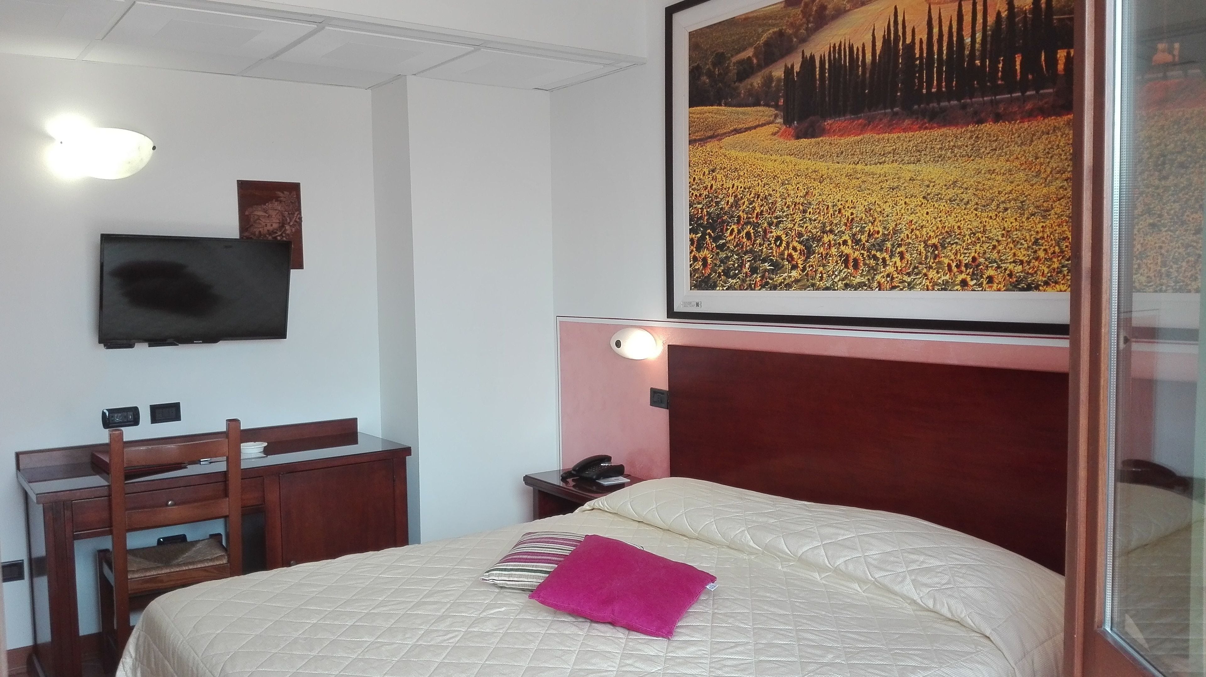 economy double room | 1 bedroom, minibar, in-room safe, desk
