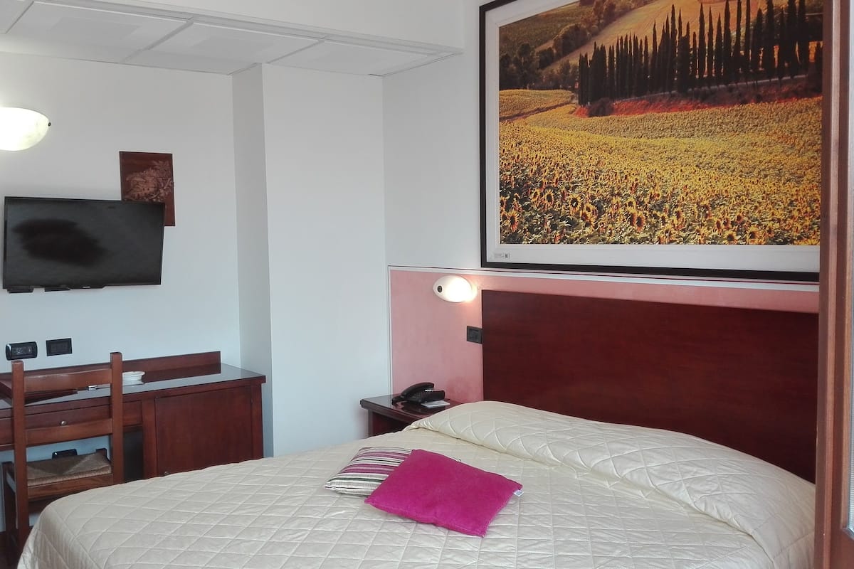 economy double room | 1 bedroom, minibar, in-room safe, desk