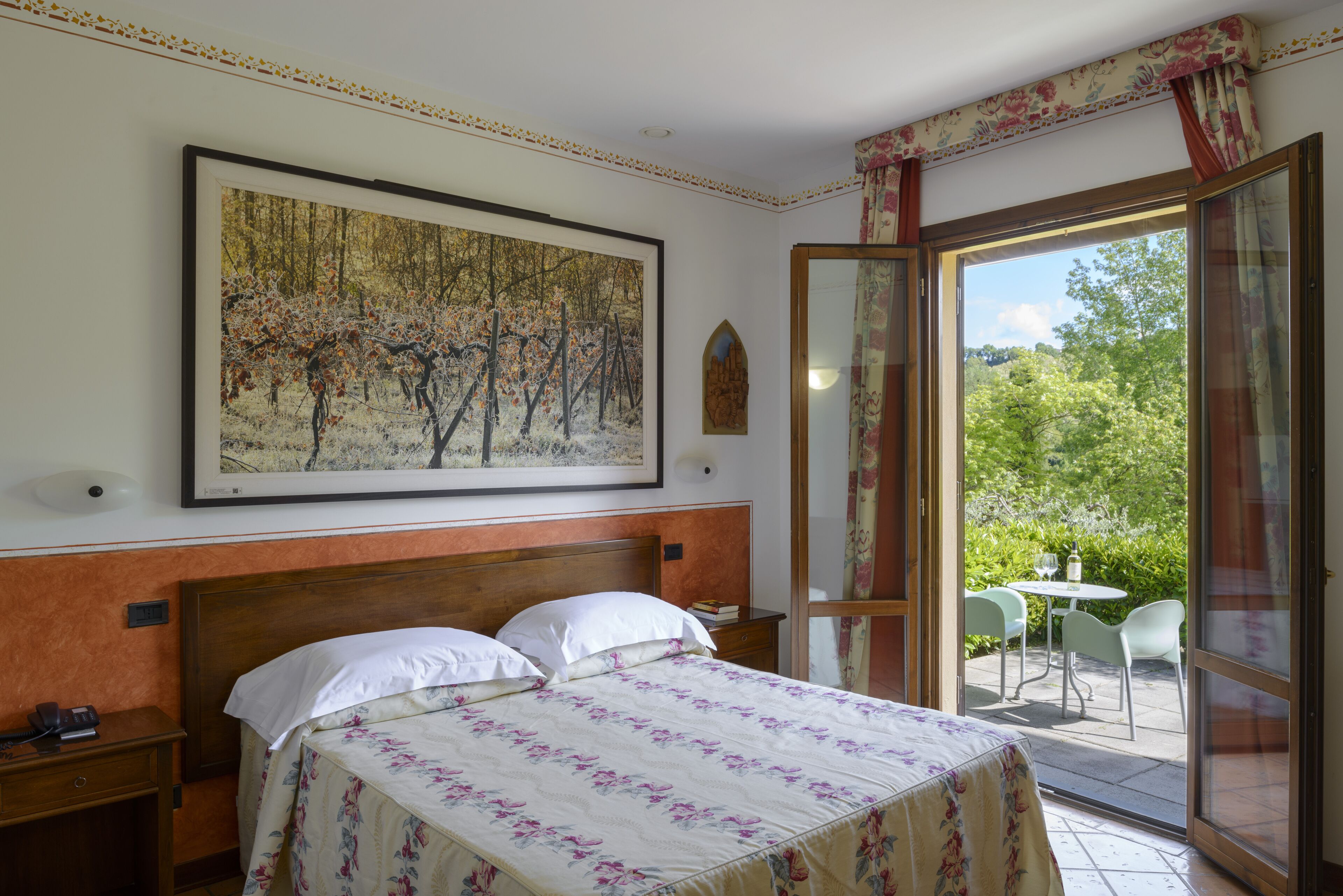 double room, patio | 1 bedroom, minibar, in-room safe, desk