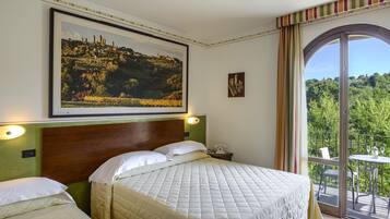 Tremannsrom | Minibar, safe på rommet, skrivebord og skrivebord for bærbar PC