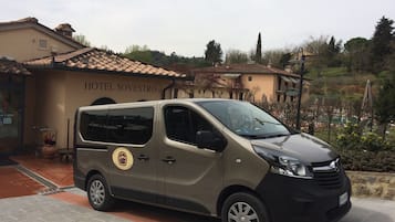 Un fourgon était garé devant un immeuble sur lequel on pouvait lire l’inscription « HÔTEL SOVESTRO ».