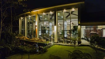 Breakfast, dinner, brunch served; international cuisine, garden views