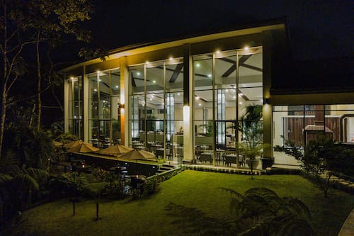 Breakfast, dinner, brunch served; international cuisine, garden views