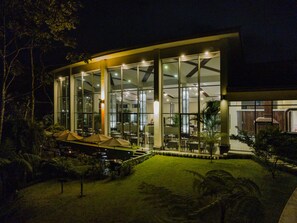 Aperto a colazione, cucina internazionale, con vista sul giardino