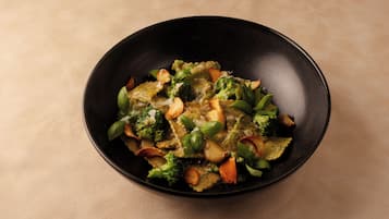 Un plato de comida con diferentes verduras y salsa cremosa.