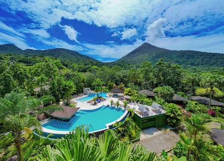 2 albercas al aire libre y camas balinesas gratuitas . Hotel Lomas del Volcán