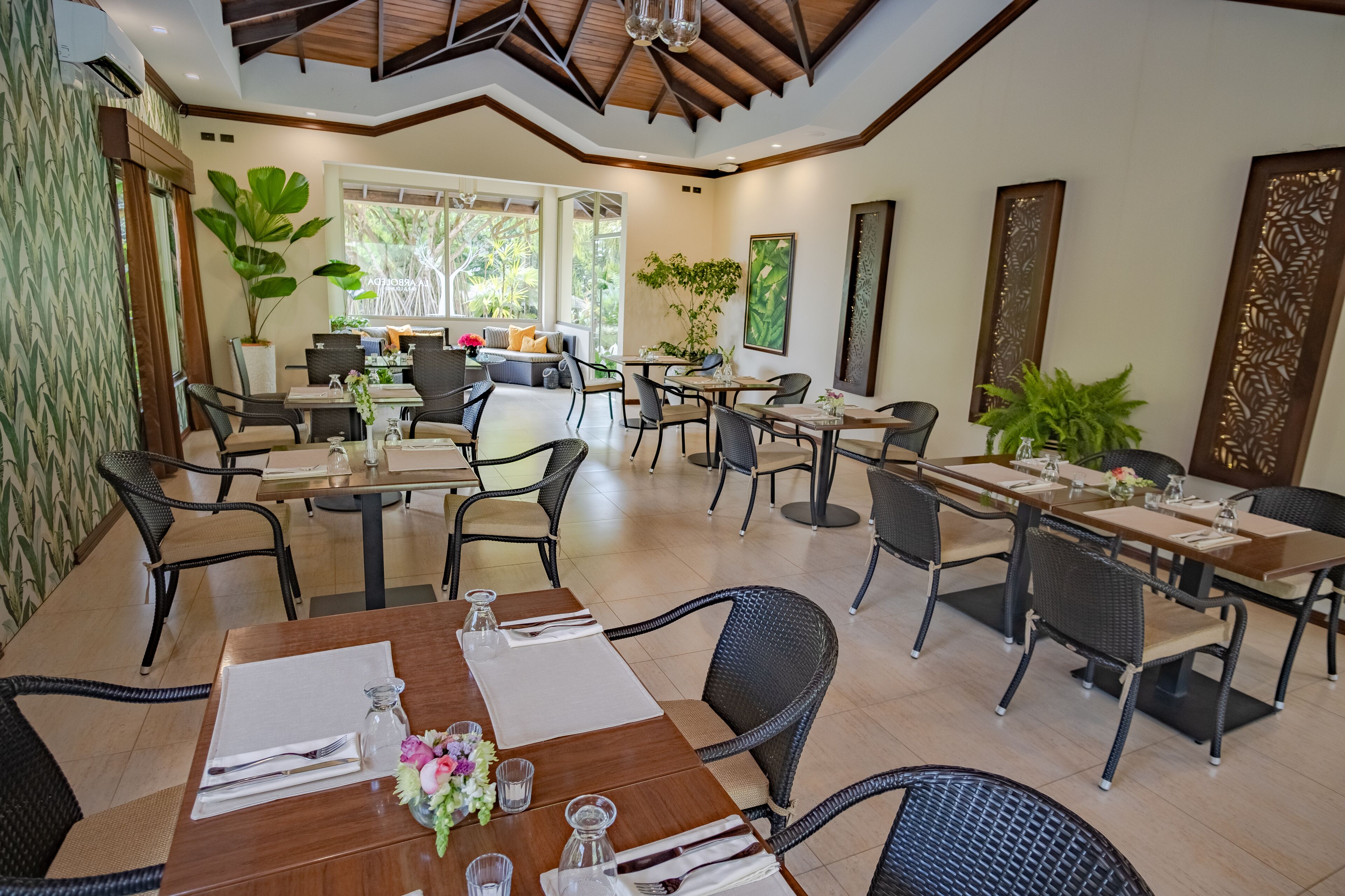 lobby lounge, garden views, open daily