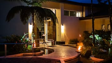 Frühstück, Abendessen, internationale Küche, Blick auf den Garten