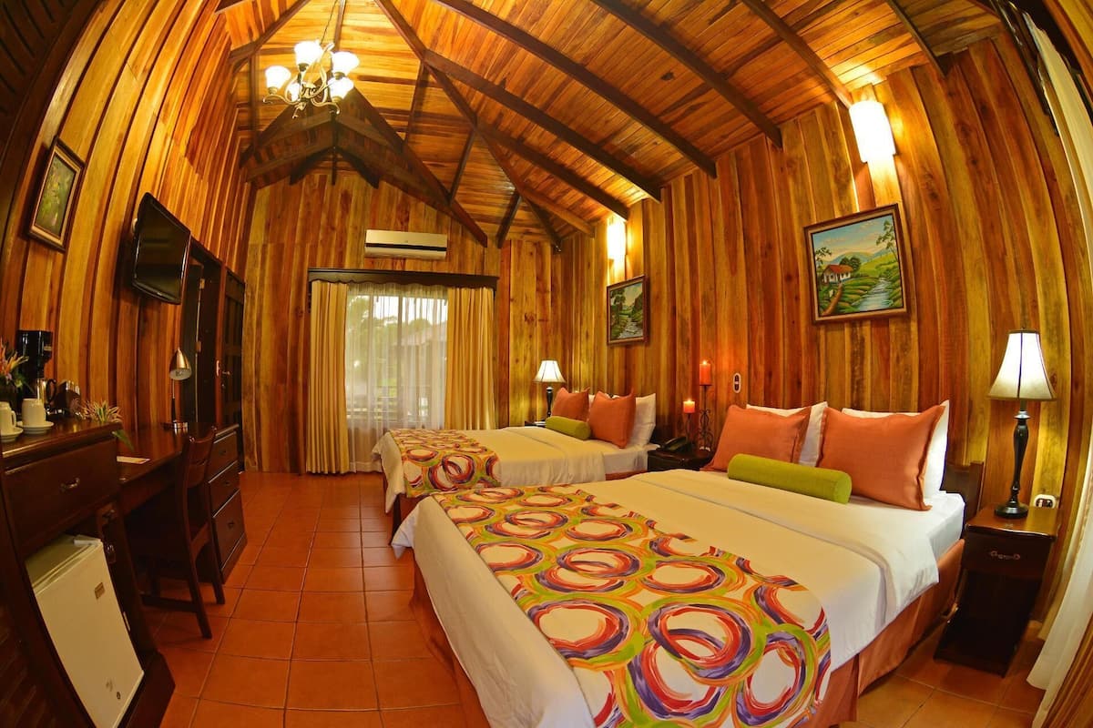 1 bedroom, down duvets, pillow-top beds, minibar