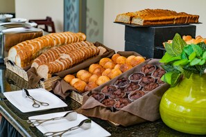 Buffet déjeuner gratuit tous les jours