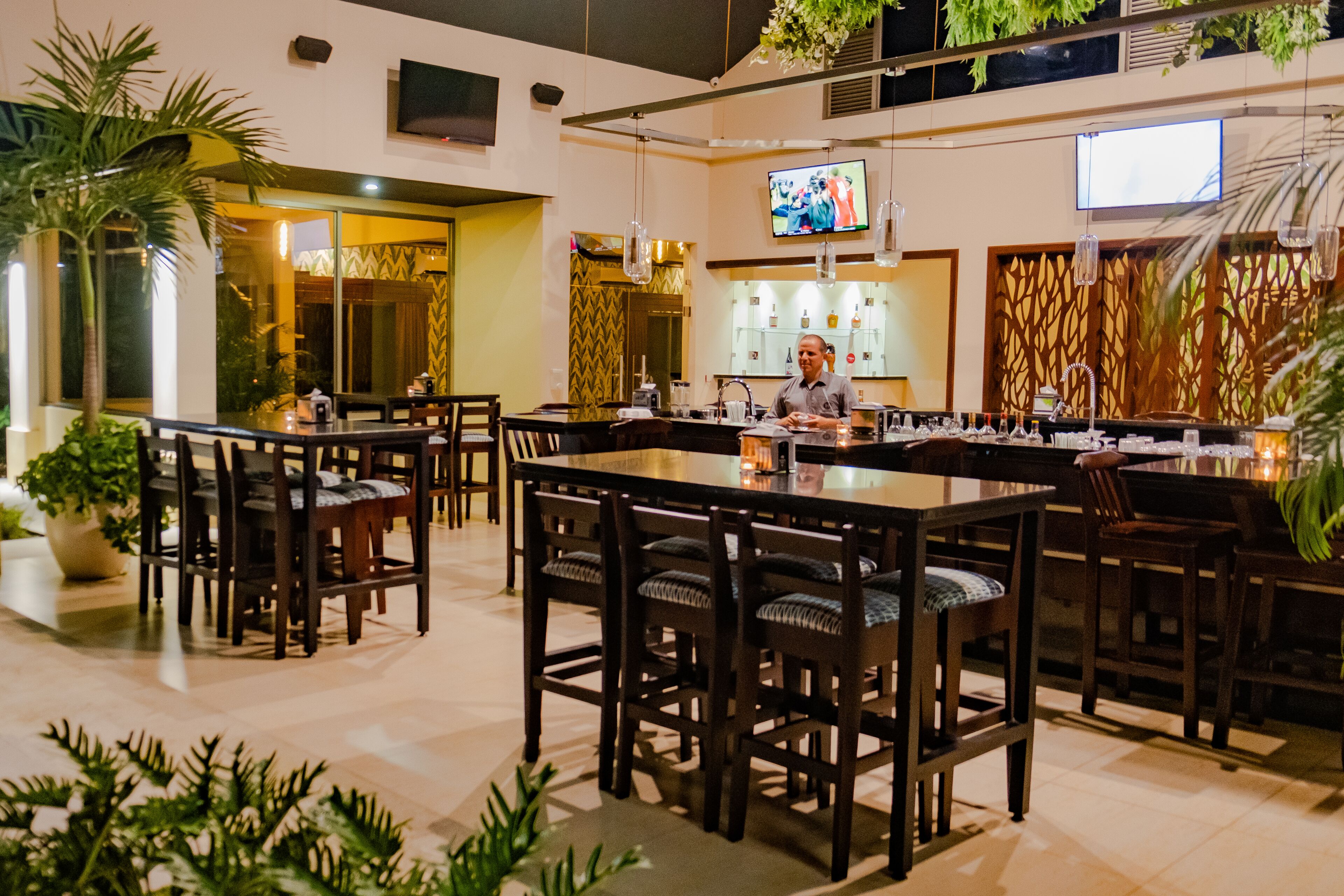 lobby lounge, garden views, open daily